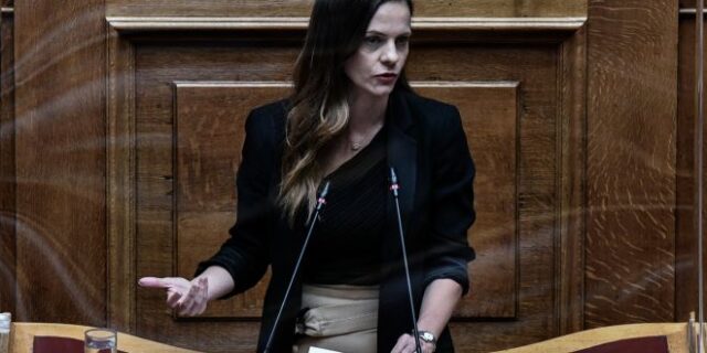 ΣΥΡΙΖΑ: Ο Μητσοτάκης μιλά για σεμνότητα και “θρέφει” golden boys