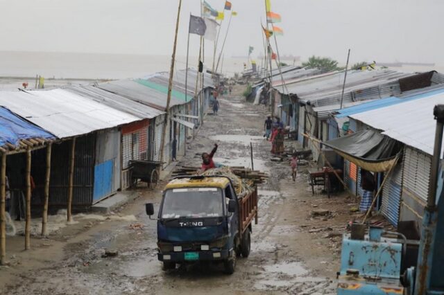 Ο κυκλώνας Σιτράνγκ σάρωσε το Μπανγκλαντές: Τουλάχιστον 16 νεκροί
