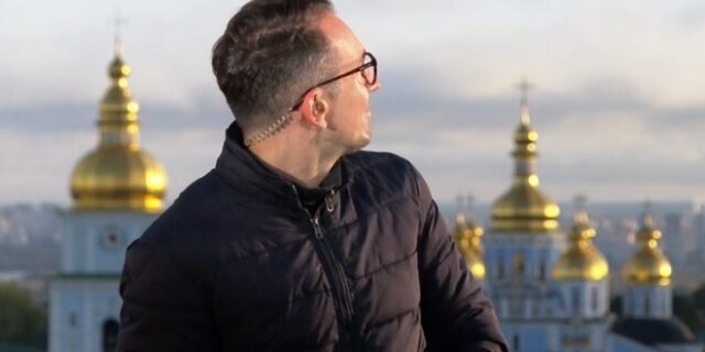 Ουκρανία: Δημοσιογράφος του BBC μεταδίδει on air τις εκρήξεις στο Κίεβο
