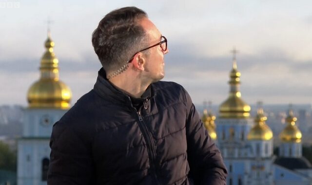 Ουκρανία: Δημοσιογράφος του BBC μεταδίδει on air τις εκρήξεις στο Κίεβο