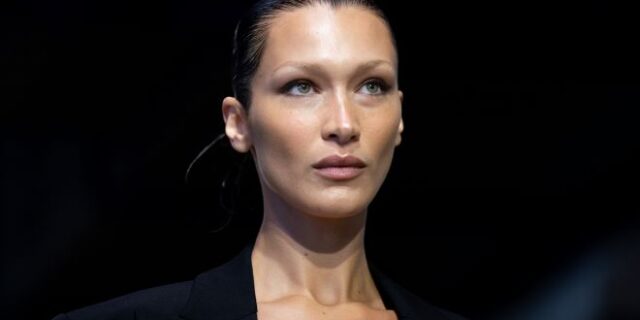 Bella Hadid: Εμφανίστηκε γυμνή στην πασαρέλα – Της έφτιαξαν live φόρεμα από σπρέι