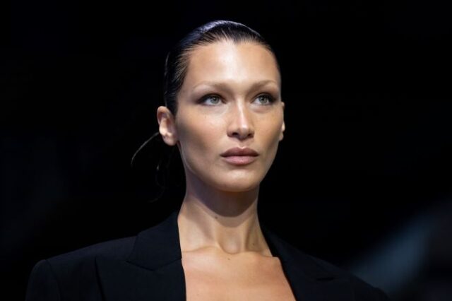 Bella Hadid: Εμφανίστηκε γυμνή στην πασαρέλα – Της έφτιαξαν live φόρεμα από σπρέι