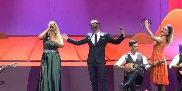 J2US: Το πιο ανατρεπτικό ζευγάρι – Άγγελος Μπράτης και Σαμπρίνα σε λαϊκό κομμάτι