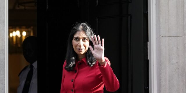 Πολιτικός “σεισμός” στη Βρετανία – Παρελθόν και η υπουργός Εσωτερικών