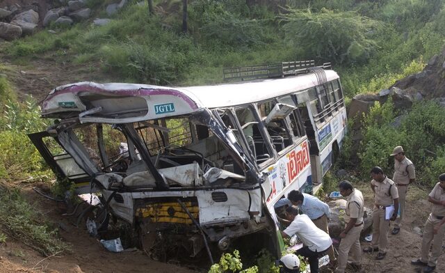 Ινδία: 25 νεκροί από “βουτιά” λεωφορείου σε φαράγγι 500 μέτρων