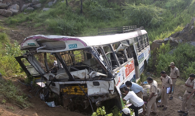 Ινδία: 25 νεκροί από “βουτιά” λεωφορείου σε φαράγγι 500 μέτρων