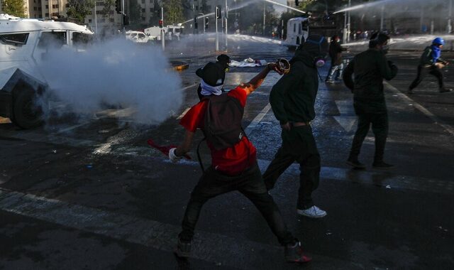 Χιλή: Συγκρούσεις μεταξύ αστυνομίας και διαδηλωτών στην επέτειο της εξέγερσης του 2019