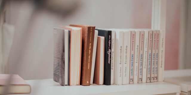 10 βιβλία που χρειάζεται να έχεις στη βιβλιοθήκη σου