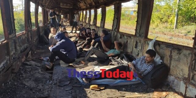 Θεσσαλονίκη: Δεκάδες μετανάστες κατασκηνώνουν σε κουφάρια βαγονιών