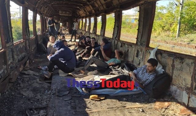 Θεσσαλονίκη: Δεκάδες μετανάστες κατασκηνώνουν σε κουφάρια βαγονιών