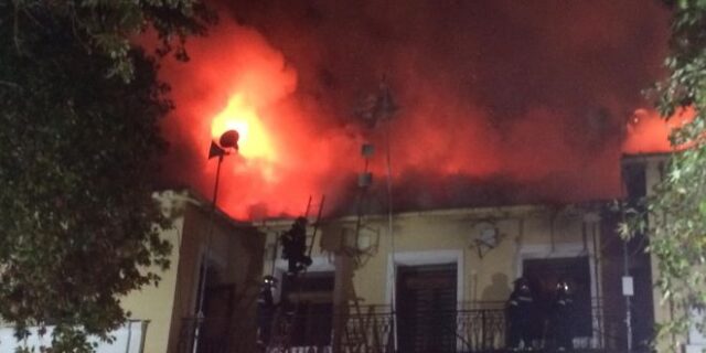 Κοζάνη: Μεγάλη φωτιά στο δημαρχείο Σερβίων – Τεράστιες οι ζημιές στο κτίριο