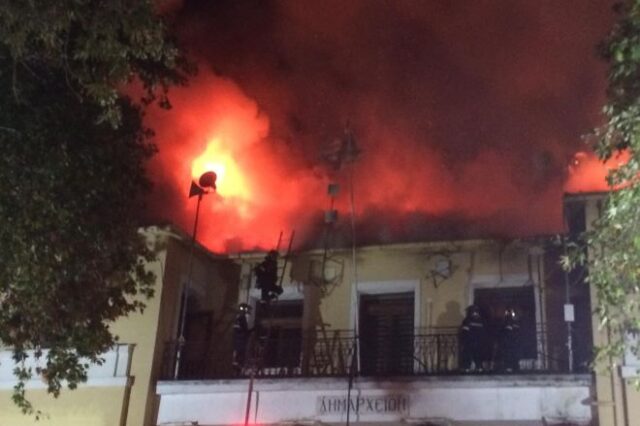 Κοζάνη: Μεγάλη φωτιά στο δημαρχείο Σερβίων – Τεράστιες οι ζημιές στο κτίριο