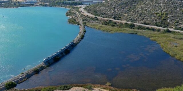 Ένα τρένο διασχίζει τα κύματα: Τα ομορφότερα 450 μέτρα του ελληνικού σιδηρόδρομου