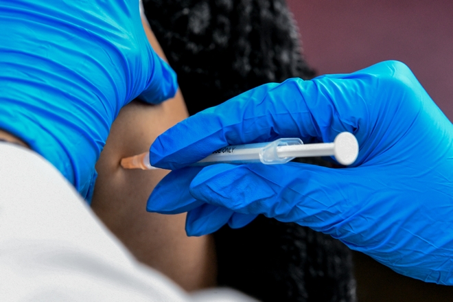 Κορονοϊός: Αρχίζουν από σήμερα οι εμβολιασμοί με τα επικαιροποιημένα εμβόλια