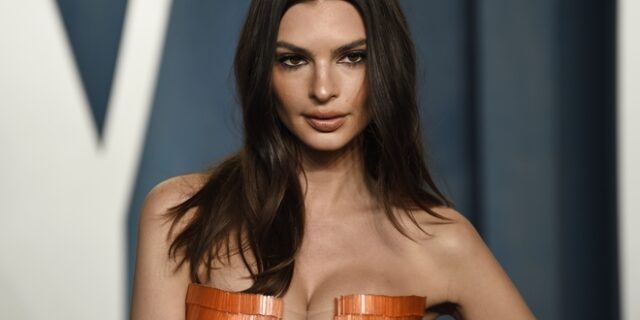 Emily Ratajkowski: Με κοντό καρέ και χωρίς σουτιέν στο σόου του Marc Jacobs