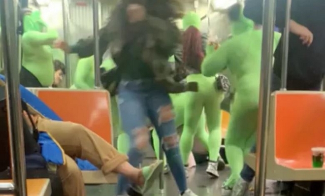 Νέα Υόρκη: Συμμορία γυναικών με πράσινες στολές χτυπούν και ληστεύουν 19χρονες