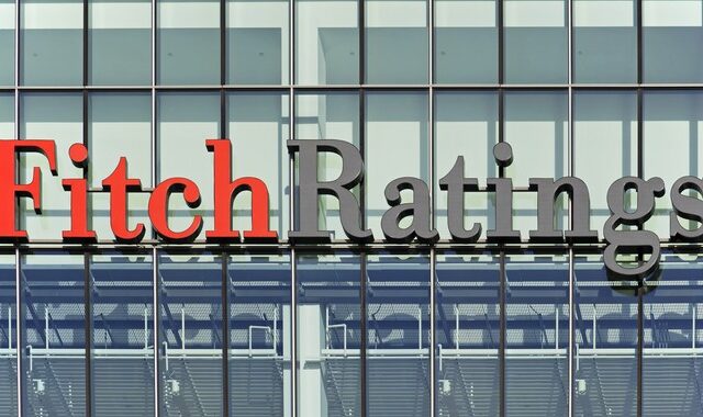 Fitch: Παραμένει στο “BB” η αξιολόγηση της Ελλάδας – “Καμπανάκι για ΑΕΠ και κόκκινα δάνεια