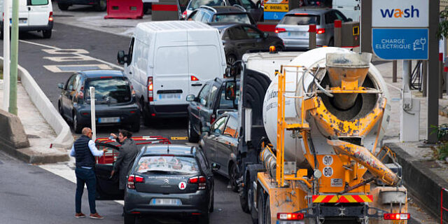 Γαλλία: Ουρές χιλιομέτρων και ξύλο στα βενζινάδικα – Ακολουθούν βυτιοφόρα στο δρόμο