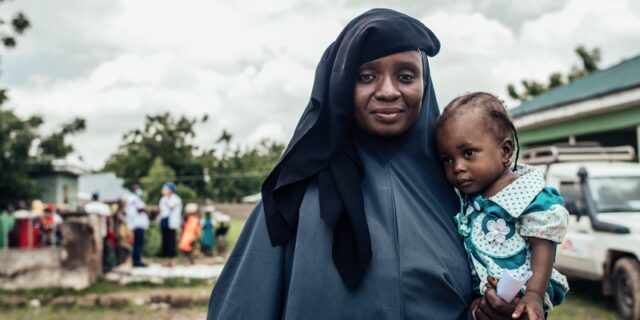 Γιατροί Χωρίς Σύνορα και Λευτέρης Λαζάρου παρουσιάζουν το σκεύασμα για τα υποσιτισμένα παιδιά – Πώς να βοηθήσετε