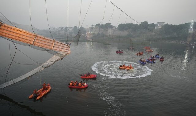 Ινδία – Κατάρρευση γέφυρας: Ξεπέρασαν τους 130 οι νεκροί – Μεγάλη επιχείρηση διάσωσης
