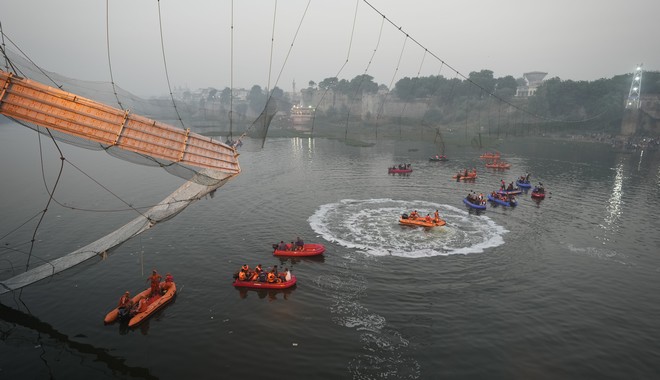 Ινδία – Κατάρρευση γέφυρας: Ξεπέρασαν τους 130 οι νεκροί – Μεγάλη επιχείρηση διάσωσης