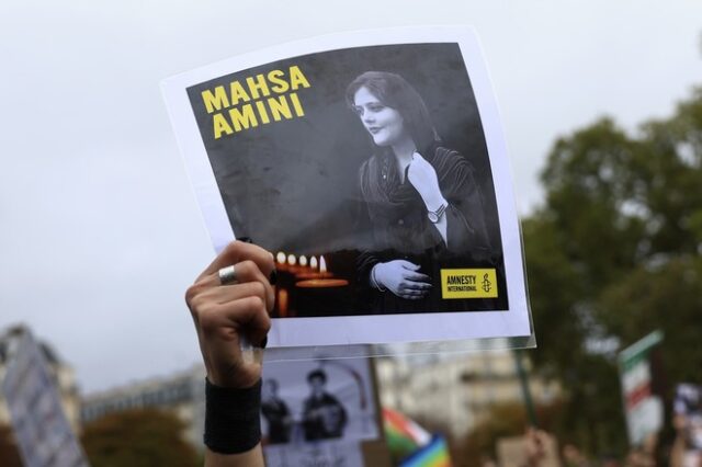 Ιράν: Φοιτήτριες φώναζαν “άντε χάσου” στον Ραϊσί – Αναφορές για πυροβολισμούς και νεκρούς στις κουρδικές περιοχές