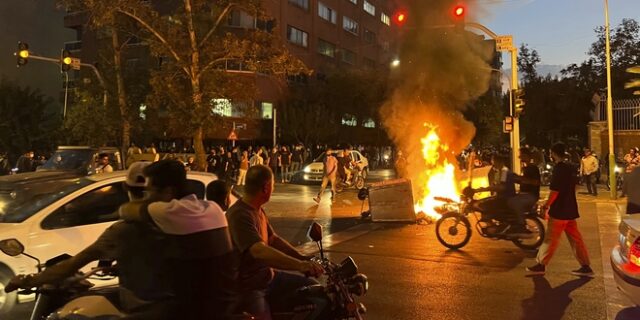 Ιράν: Νεκρή 17χρονη στις διαδηλώσεις – Δεν άφησαν την οικογένειά της να την κηδέψει