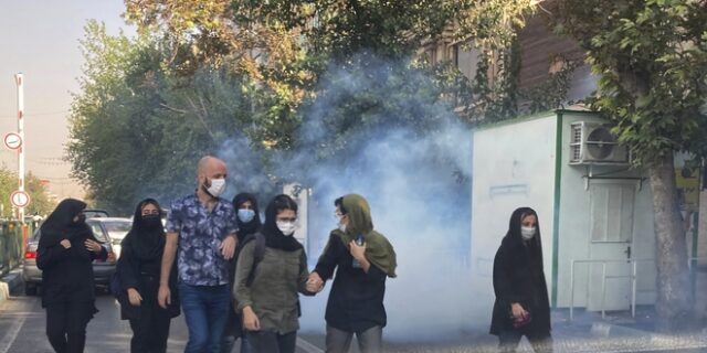 Ιράν: Άμετρη βία των δυνάμεων ασφαλείας κατά διαδηλωτών – “Απαντούν” με σφαίρες και δακρυγόνα