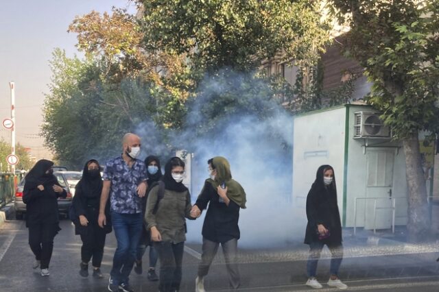 Ιράν: Άμετρη βία των δυνάμεων ασφαλείας κατά διαδηλωτών – “Απαντούν” με σφαίρες και δακρυγόνα
