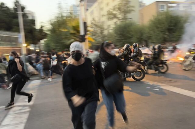 Ιράν: Αναφορές για συλλήψεις μαθητών σε σχολεία από δυνάμεις ασφαλείας