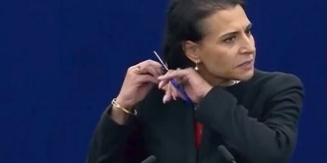 Ευρωκοινοβούλιο: Βουλεύτρια έκοψε τα μαλλιά της την ώρα της ομιλίας της