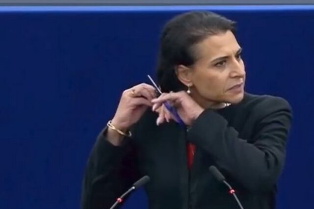 Ευρωκοινοβούλιο: Βουλεύτρια έκοψε τα μαλλιά της την ώρα της ομιλίας της