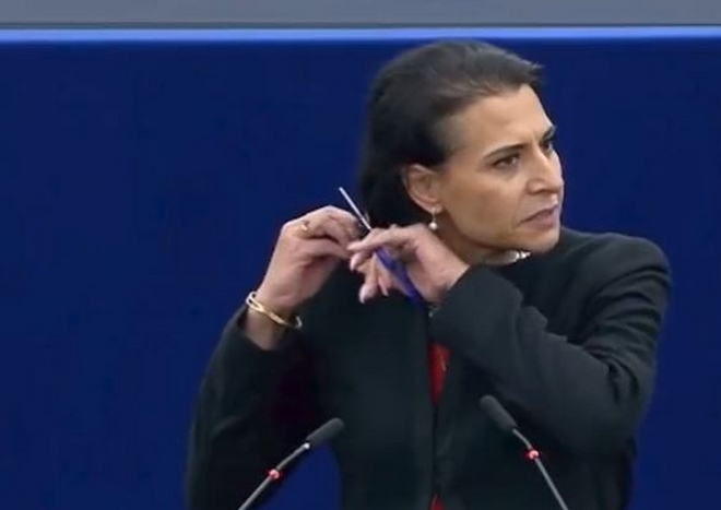 Ευρωκοινοβούλιο: Βουλεύτρια έκοψε τα μαλλιά της την ώρα της ομιλίας της