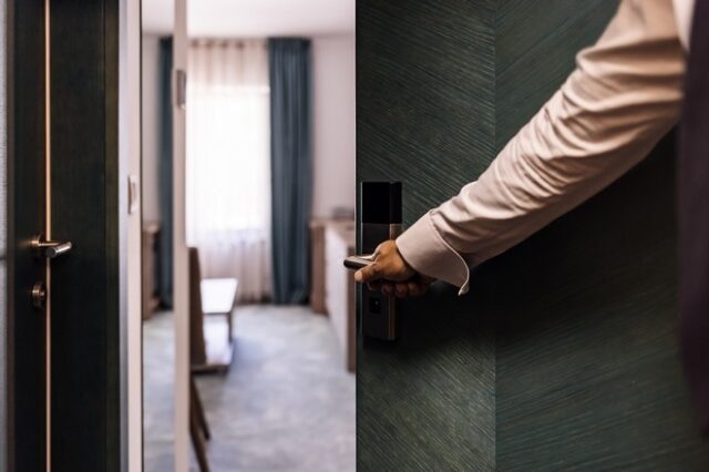 Χαλκιδική: “Λουκέτο” στο ξενοδοχείο όπου ζευγάρι ανακάλυψε κρυφή κάμερα στο δωμάτιό του
