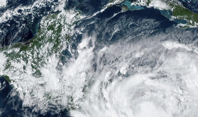 Συναγερμός στην κεντρική Αμερική – Πλησιάζει απειλητικά η τροπική καταιγίδα Τζούλια