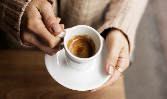 Eurostat: Άλμα τιμών σε καφέ, γάλα και ζάχαρη – Τι ισχύει στην Ελλάδα
