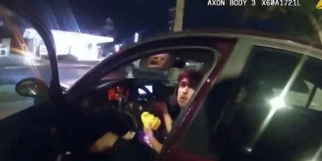 ΗΠΑ: Αστυνομικός πυροβόλησε απρόκλητα 17χρονο που έτρωγε μπέργκερ στο αυτοκίνητό του