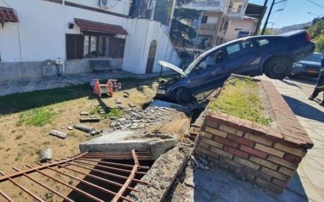 Καστοριά: Αυτοκίνητο έπεσε σε τοιχίο βρεφονηπιακού σταθμού