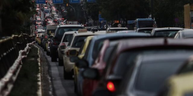 Κίνηση στους δρόμους: Η μεγάλη έξοδος των Αθηναίων – Ουρές στις εθνικές οδούς