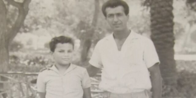 Ο Νίκος Κοτζιάς πιτσιρικάς στο καφενείο της ΑΕΚ στη Κλαυθμώνος με τον Νεστορίδη