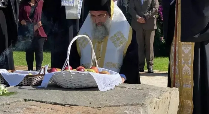 Νίκος Καζαντζάκης: Ο Αρχιεπίσκοπος Κρήτης γονάτισε στον τάφο του σε μια ιστορική στιγμή