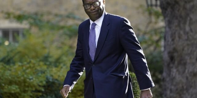 Βρετανία: Η Λιζ Τρας απέπεμψε τον υπουργό Οικονομικών