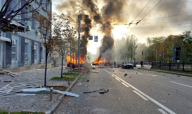 Ουκρανία: Ισχυρές εκρήξεις με νεκρούς και τραυματίες στο Κίεβο – Φωτιές, σειρήνες και χάος