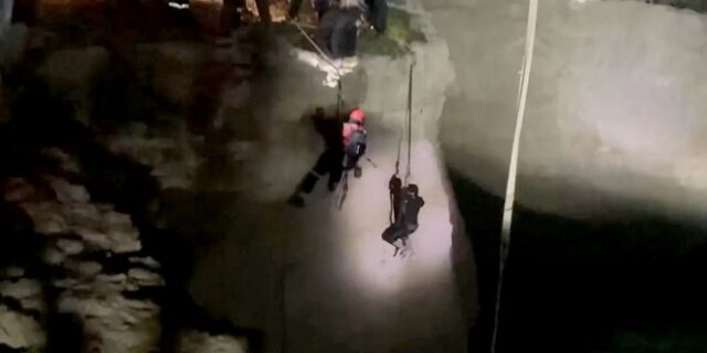 Συγκλονίζει ο χειριστής του γερανού στα Κύθηρα: “Κατεβάσαμε ένα σάκο και σώσαμε 80 άτομα” – Ανατριχιαστικά βίντεο