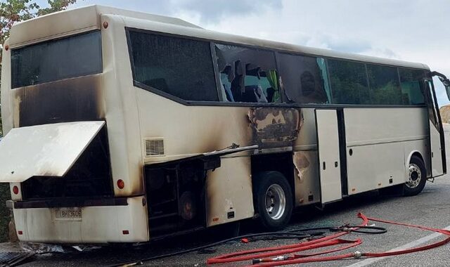 Μετέωρα: Τουριστικό λεωφορείο τυλίχθηκε στις φλόγες