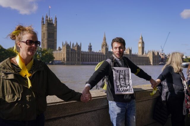 Τζούλιαν Ασάνζ: Ανθρώπινη αλυσίδα έξω από το βρετανικό κοινοβούλιο κατά της έκδοσής του στις ΗΠΑ