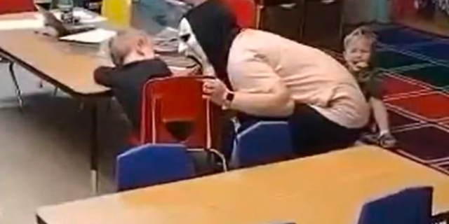 ΗΠΑ: Νηπιαγωγός τρομοκρατεί παιδιά με μάσκα Scream – Εξοργιστικό βίντεο