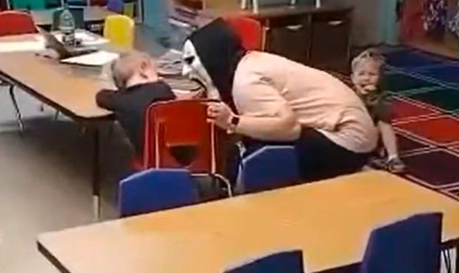 ΗΠΑ: Νηπιαγωγός τρομοκρατεί παιδιά με μάσκα Scream – Εξοργιστικό βίντεο