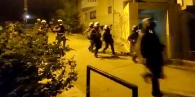 Εξάρχεια: Βραβευμένος φωτορεπόρτερ δέχθηκε επίθεση από τα ΜΑΤ – Βίντεο ντοκουμέντο