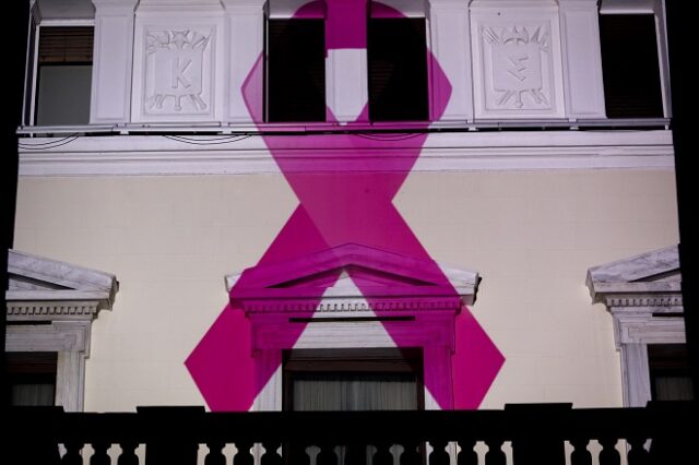 Το Προεδρικό Μέγαρο “στολίστηκε” με τη ροζ κορδέλα τιμώντας την ημέρα κατά του καρκίνου του μαστού